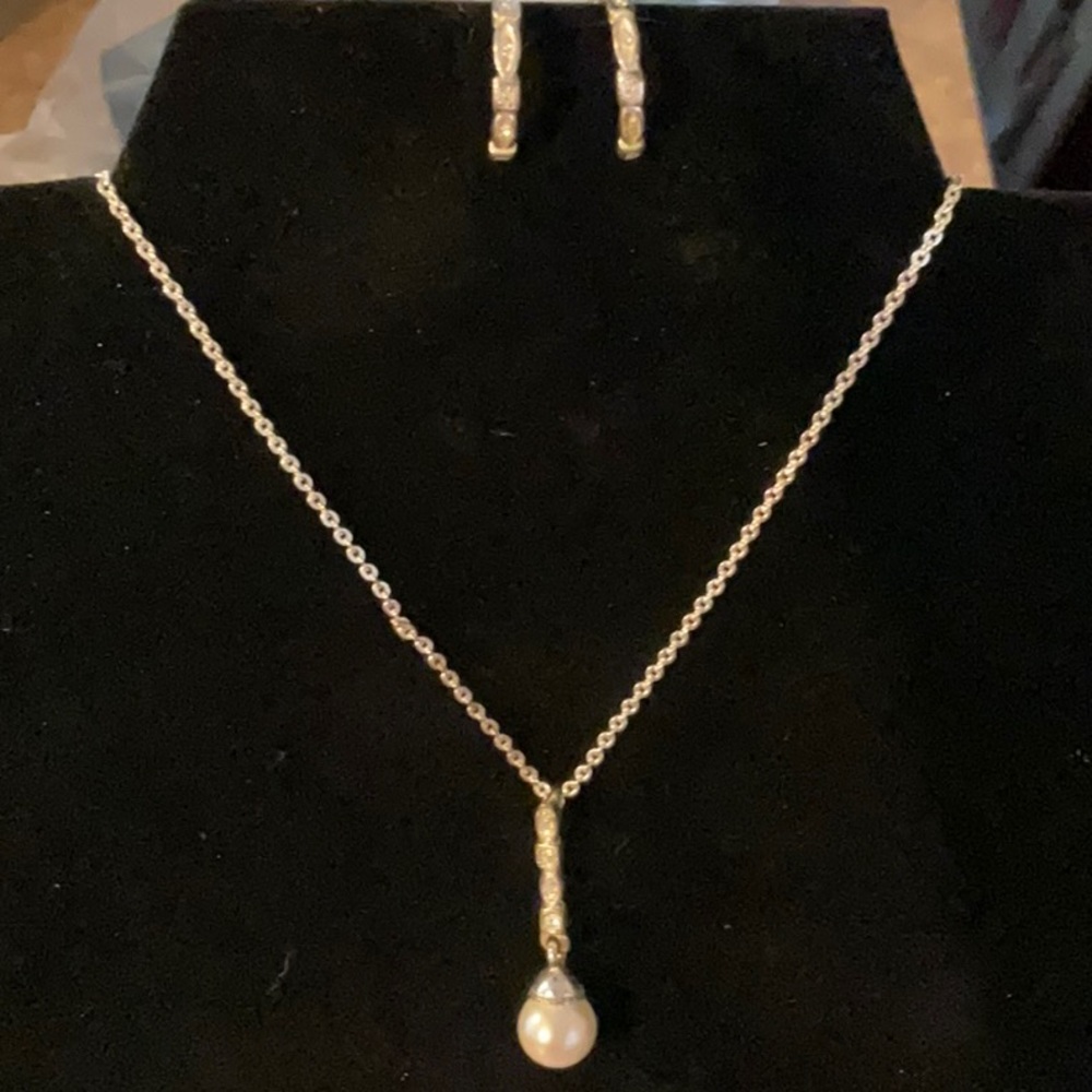 Pendant with diamond stones and pearl